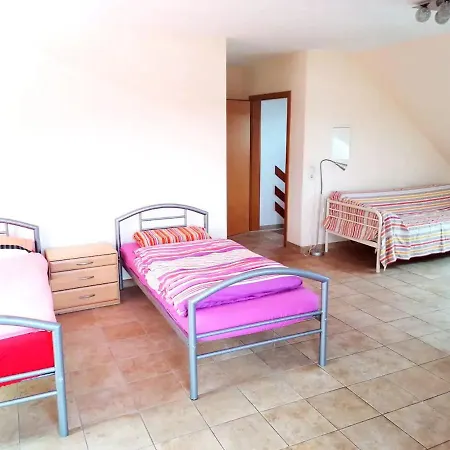 80m2 Obergeschoss Mit Balkon In *